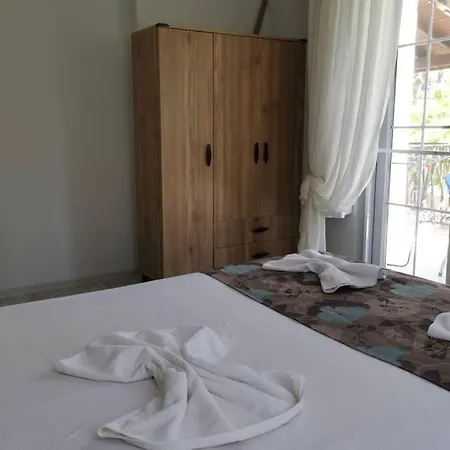 çam Ormanı Içinde Havuzlu Daire